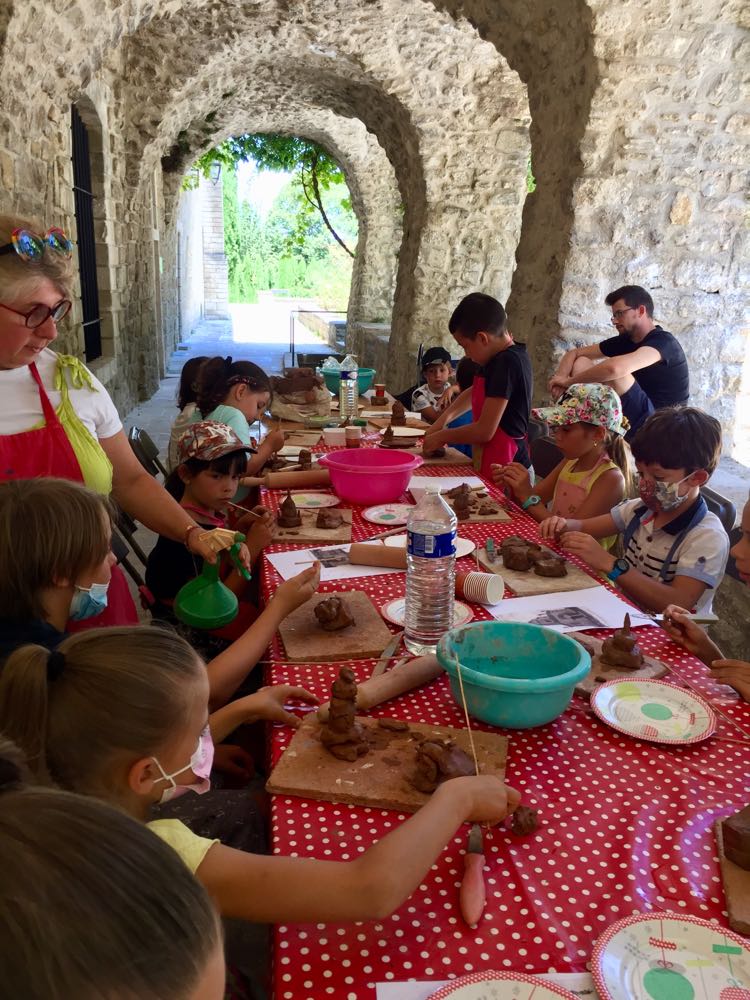 L’été des enfants à Forcalquier – le toucher : Atelier poterie